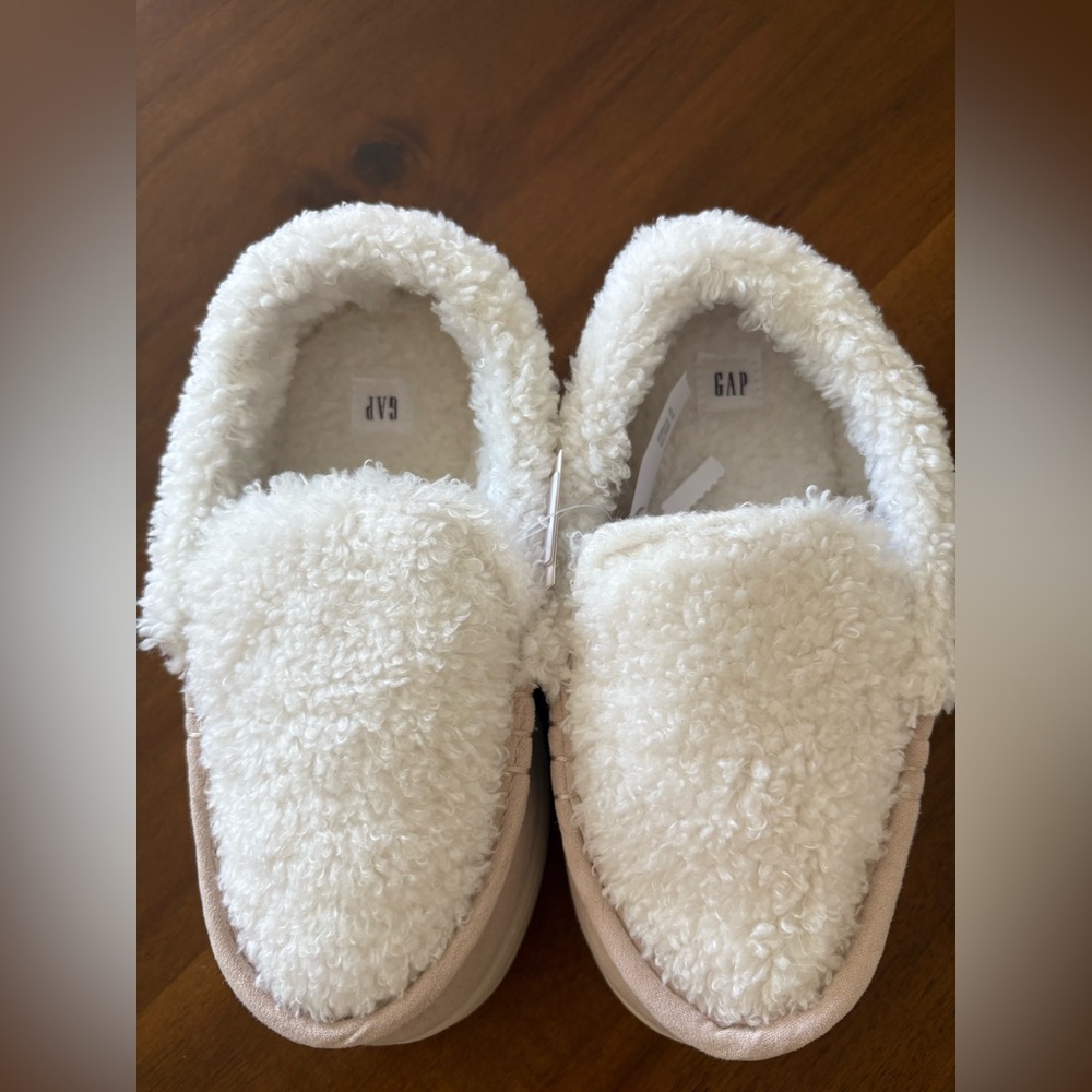 GAP White Fuzzy Slippers Boys NWT Size 10/11